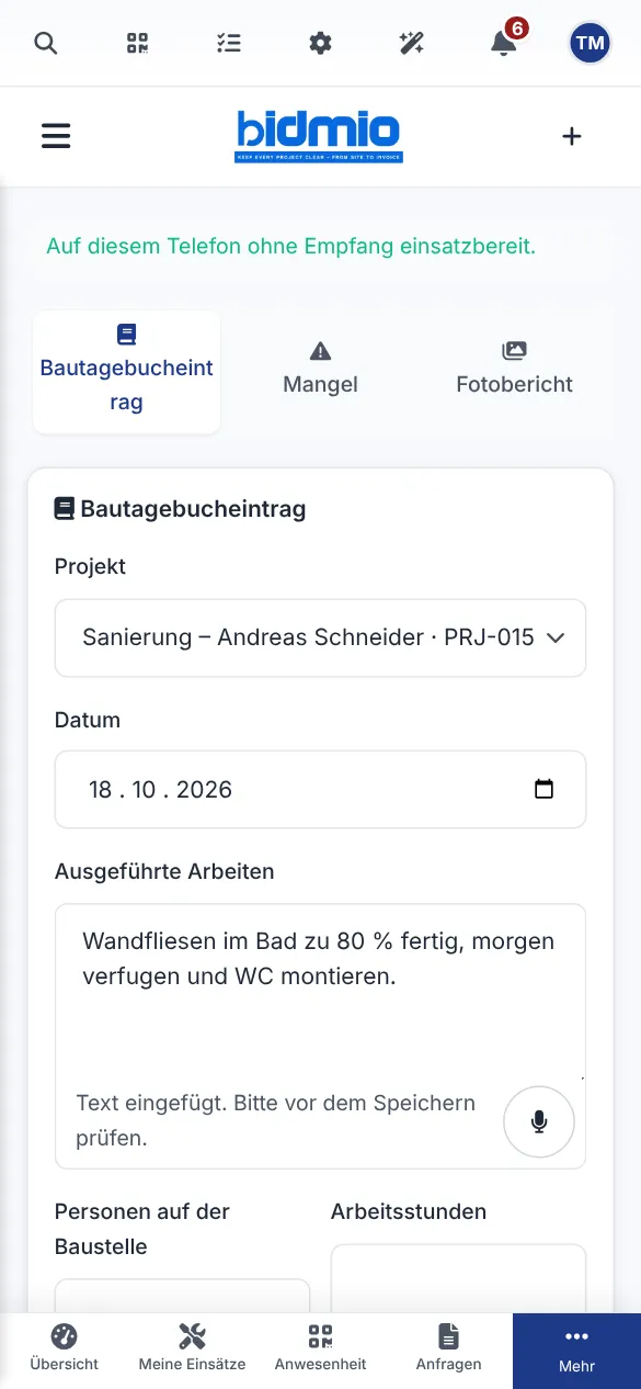 Bautagebucheintrag auf dem Handy mit diktiertem Text zu den Wandfliesen und Mikrofonknopf am Feld