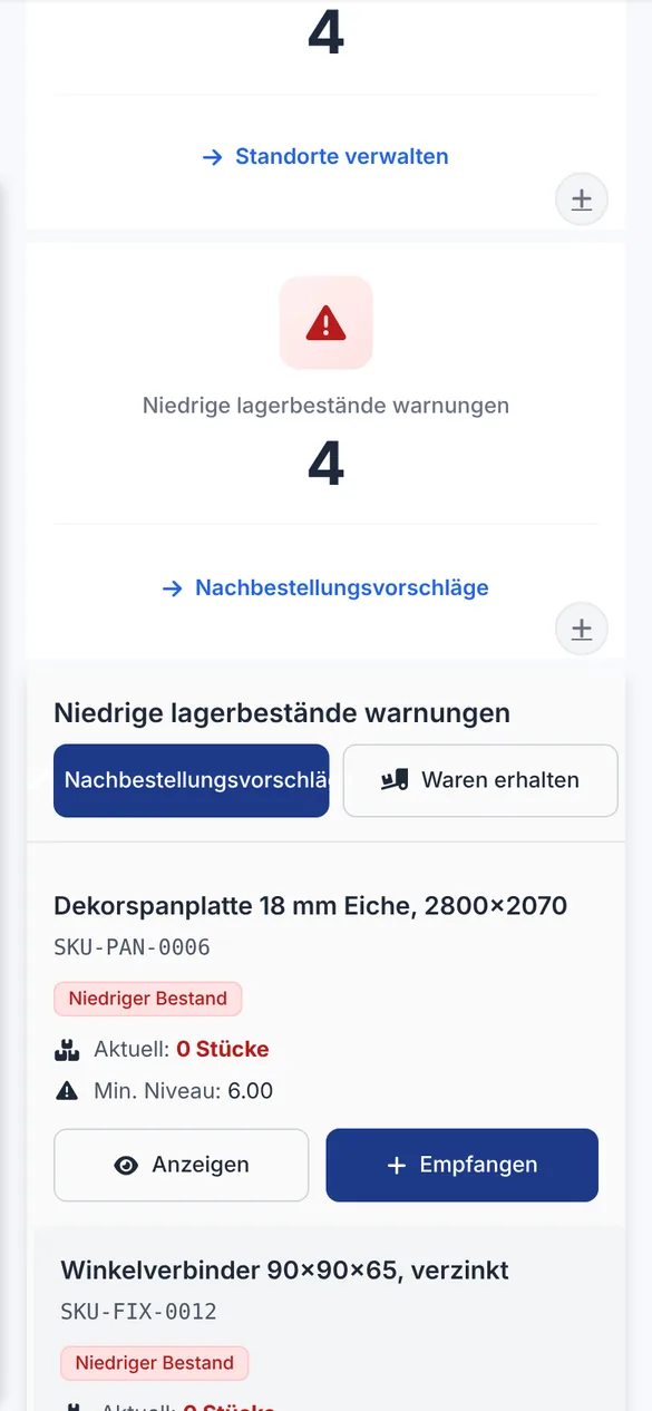 Lagerwarnungen der Schreinerei mit Dekorspanplatte Eiche und Winkelverbindern unter Mindestbestand
