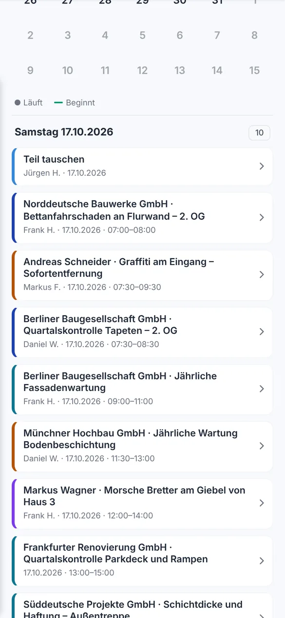 Tagesübersicht eines Malerbetriebs auf dem Handy mit zehn Einsätzen, Kunden, Uhrzeiten und Mitarbeitern