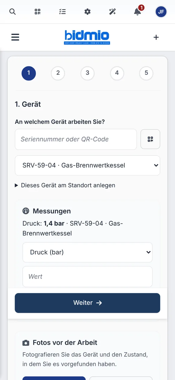 Servicetechniker wählt am Handy den Gas-Brennwertkessel SRV-59-04 und trägt den Anlagendruck von 1,4 bar ein