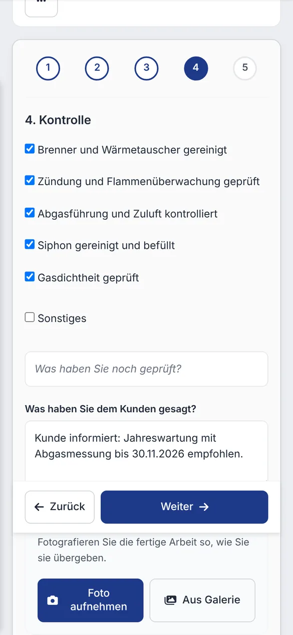 Fünf abgehakte Prüfpunkte am Gas-Brennwertkessel und Notiz zur Information des Kunden